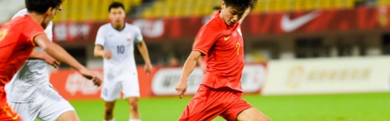 0-2！中国男足力不从心，难挡苦主进军亚洲杯4强，后防神奇不再