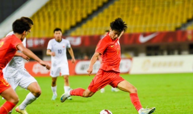 0-2！中国男足力不从心，难挡苦主进军亚洲杯4强，后防神奇不再